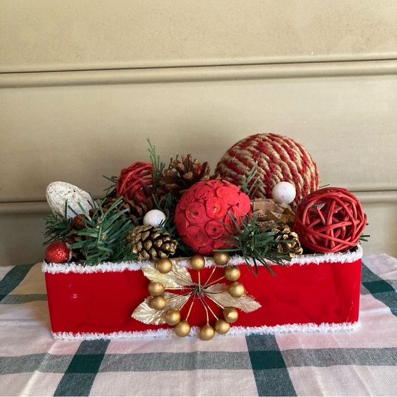 Table Centerpiece Christmas Pine Cones Red White Berries Orbs s 10 x 7 x 5 in - Picture 2 of 14